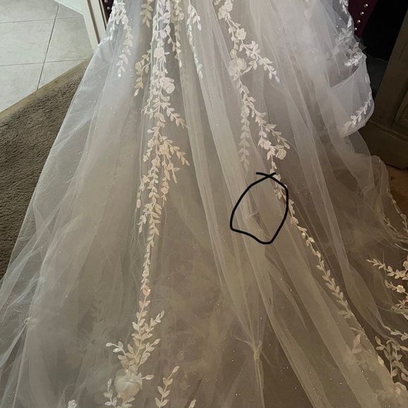 Calla Blanche Lilia Wedding Dress with Matching Cathedral Veil - Picture 12 of 12